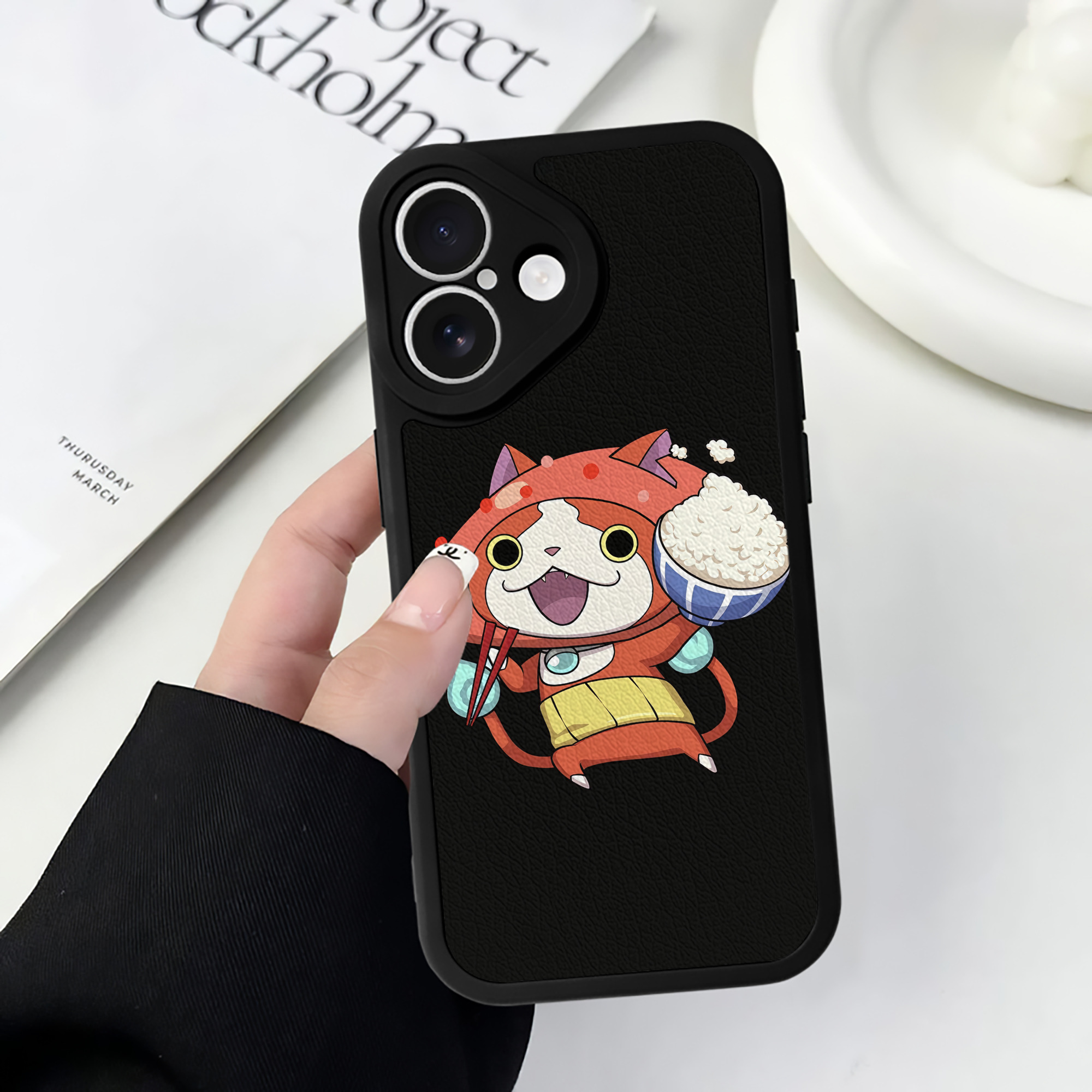 （画像用） 妖怪ウォッチ Yo-kai Watch 【iPhone 16シリーズ対応】シリコンスマホケース（レザー調） 材質：シリコン